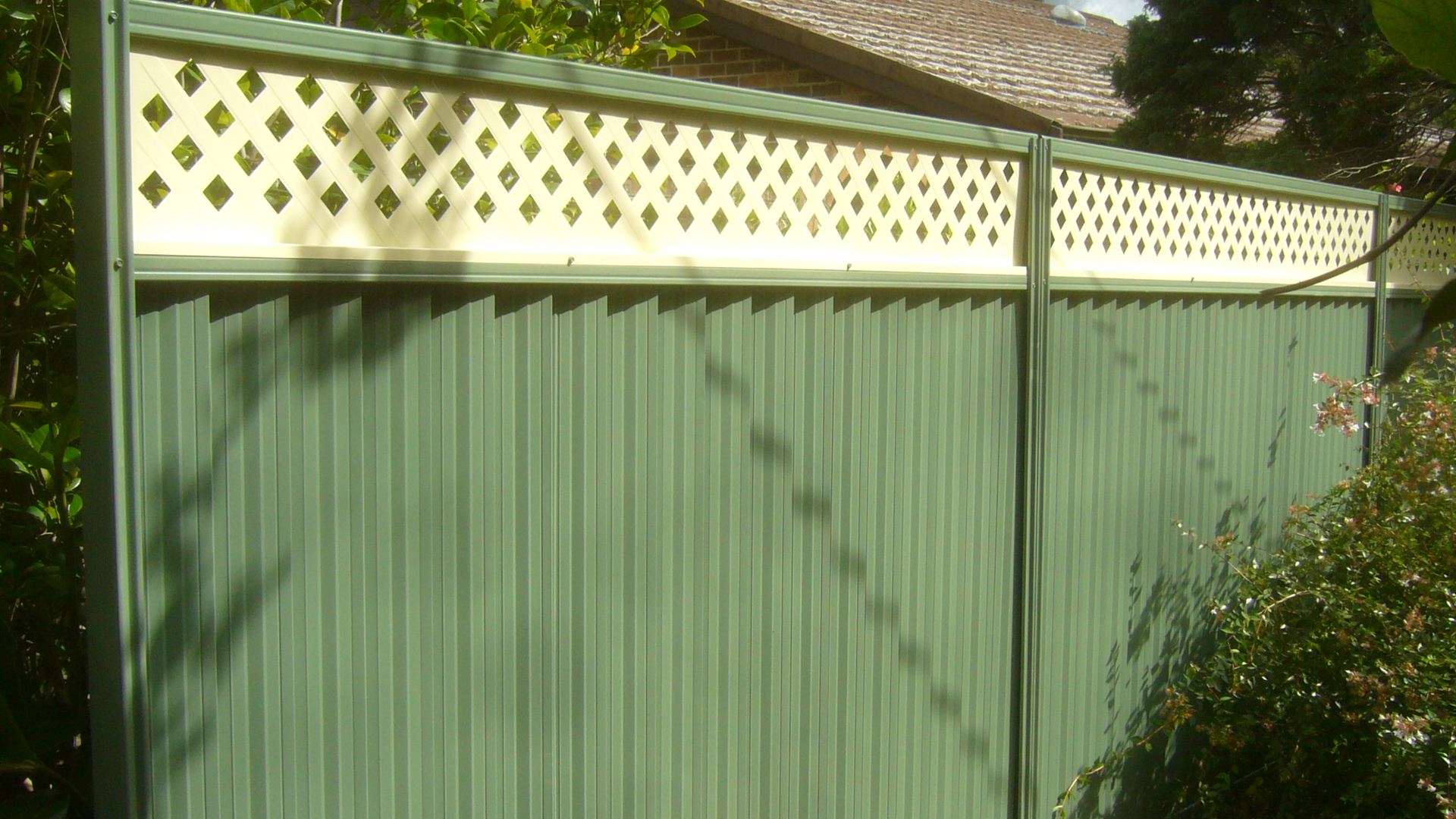 Horizontal slat fencing