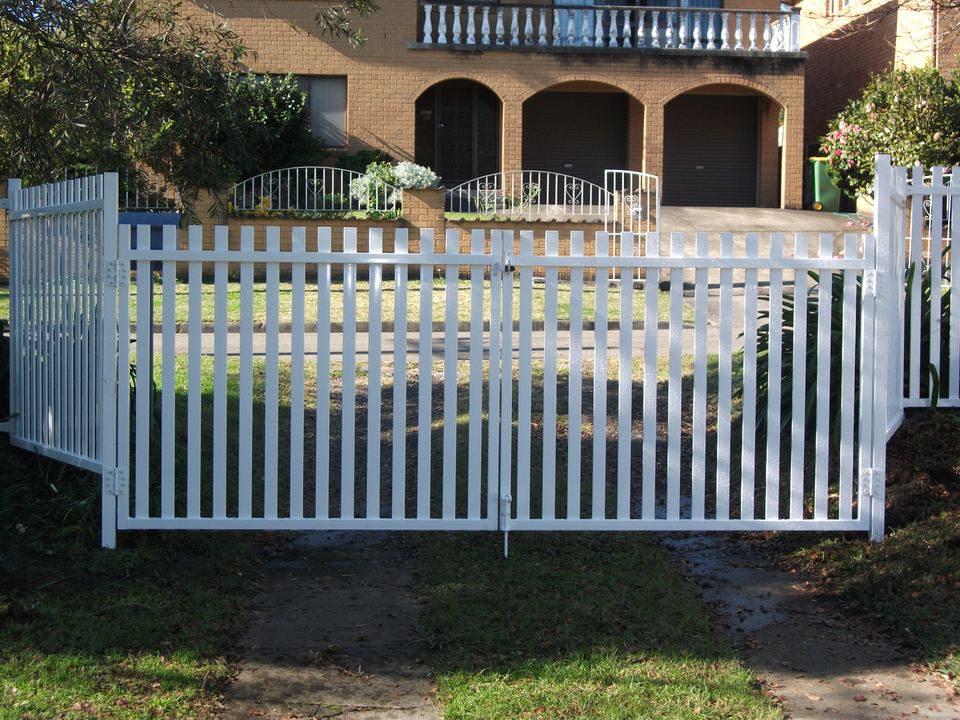 Aluminium vertical picket fencing & gates