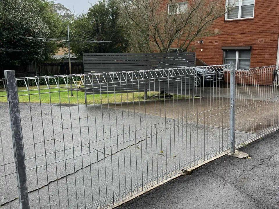 Steel roll top fencing