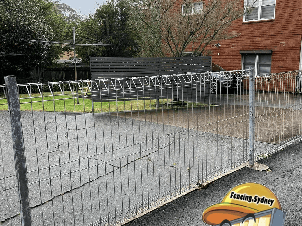 Mesh Roll Top tubular fence panel