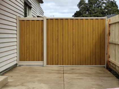 Light Oak woodgrain steel gate and fixed panel