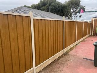 Light Oak woodgrain steel fence with cream posts and rails